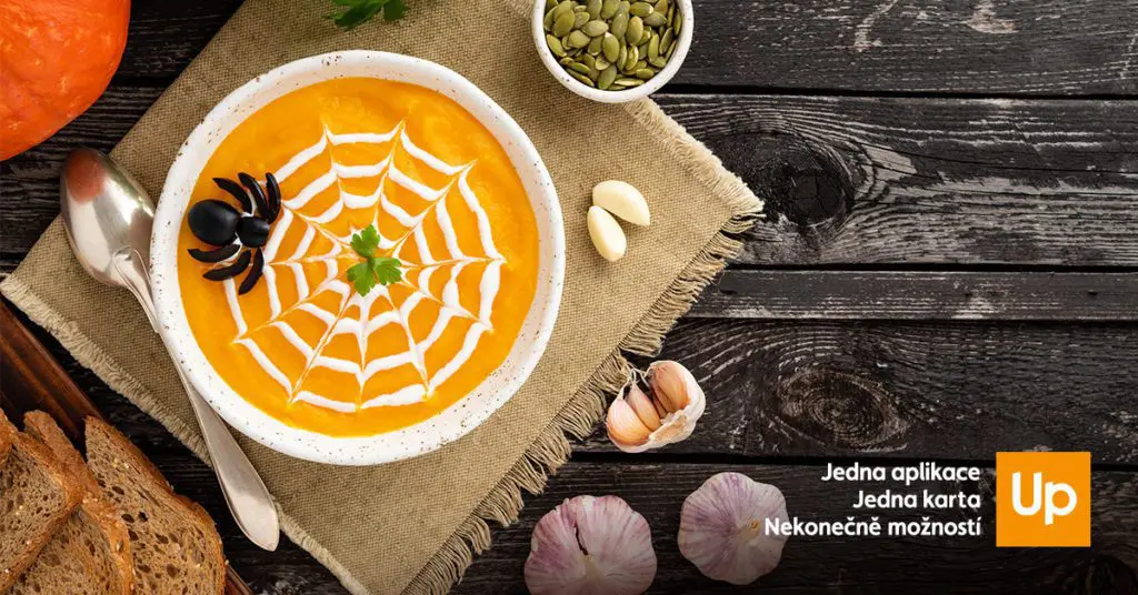 Dýně 2 v 1! Vykouzlete z ní lahodnou polévku i „děsivou“ svítící dekoraci. 23 Dýně 2 v 1! Vykouzlete z ní lahodnou polévku i „děsivou“ svítící dekoraci.