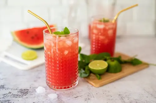 Osvěžení, které patří k létu? Oslavte Den vodního melounu s eStravenkou 2 melounovy drink shutterstock 2384478505