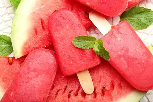 Osvěžení, které patří k létu? Oslavte Den vodního melounu s eStravenkou 4 zmrzlina shutterstock 2051898725