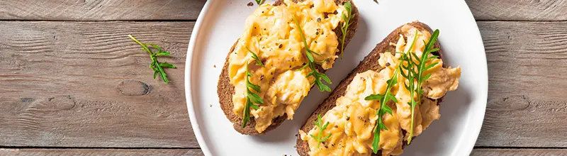 Zdravá snídaně | Připravte si s eStravenkou krémová míchaná vejce s bylinkami 1 Míchaná vajíčka s eStravenka