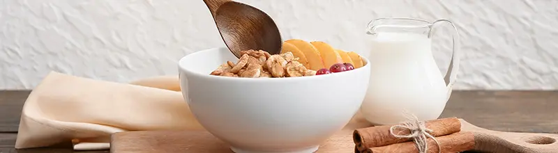 Zdravá snídaně | Ochutnejte ovesnou kaši s jablkem, skořicí a vlašskými ořechy s eStravenkou 1 Ovesná kaše eStravenka