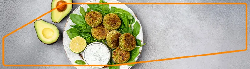 Zdravá večeře | Cizrnový falafel s jogurtovým dipem a salátem 1 Zdravá večeře | Cizrnový falafel s jogurtovým dipem a salátem