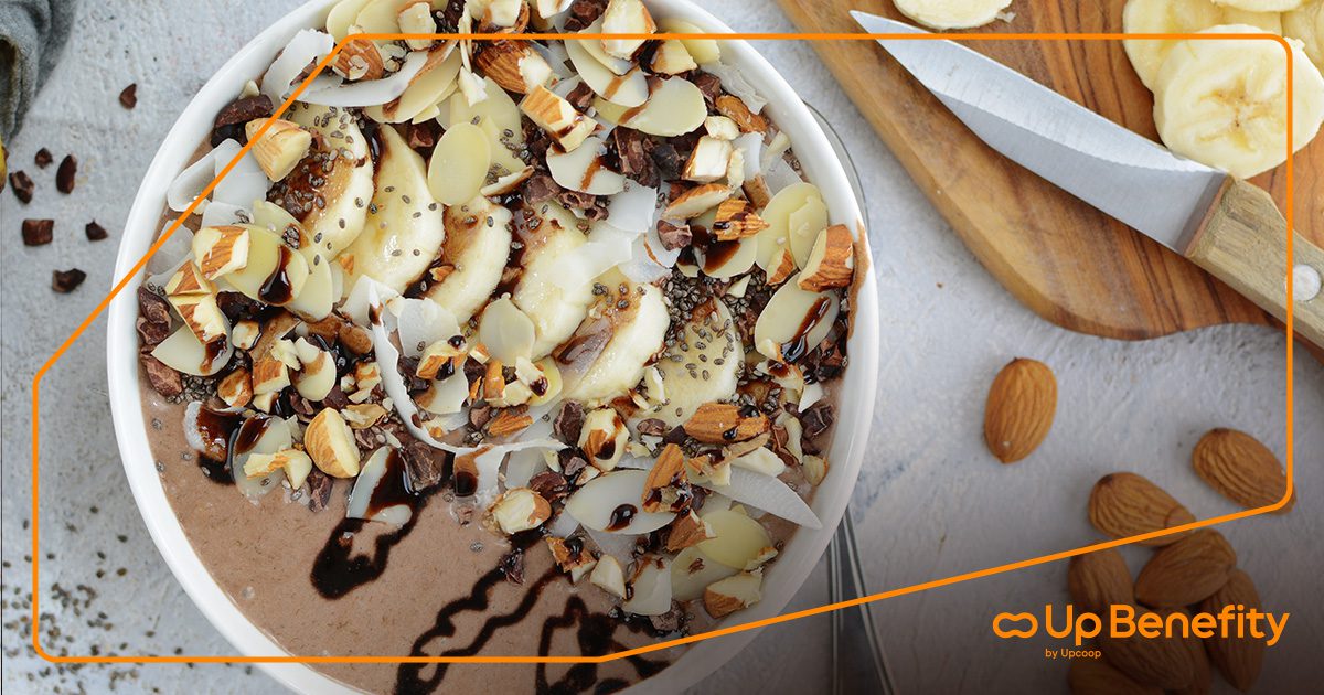 Připravte si smoothie bowl s kakaem a ořechy